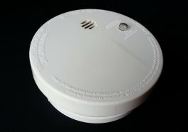 Smoke Detector Fire Alarm Burning  - PublicDomainPictures / Pixabay